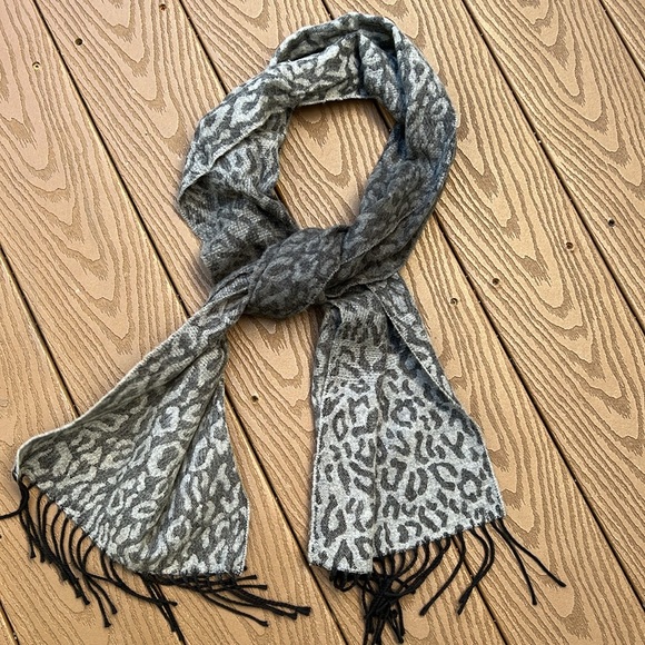 Cejon made in Italy, gray leopard print, oblong scarf/wrap with fringe - Picture 5 of 5